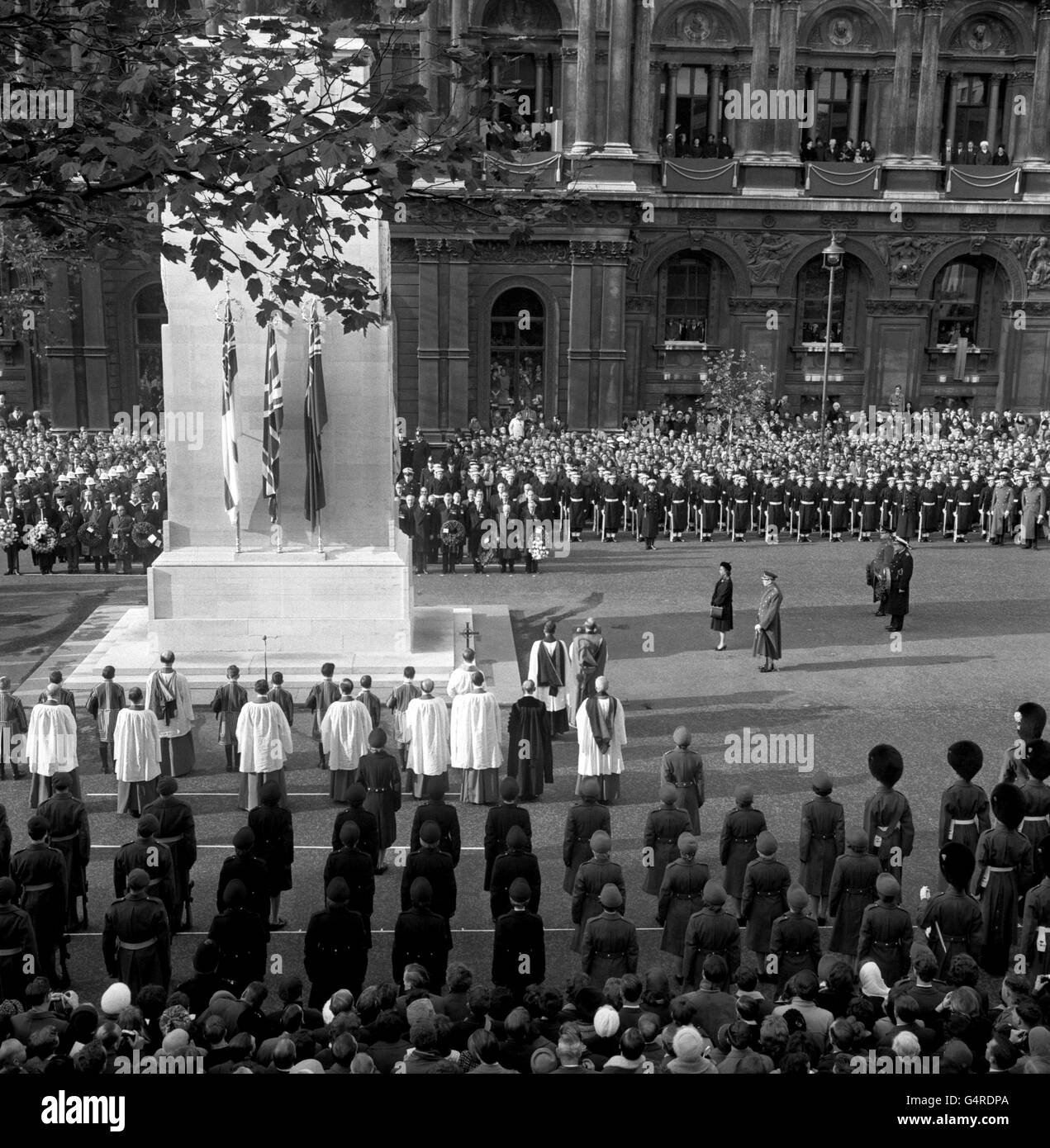 Königin Elizabeth II. Im Cenotaph in Whitehall, London, als sie die Hommage der Nation an die Toten zweier Weltkriege führte. In der Nähe der Queen auf der rechten Seite ist der Duke of Gloucester. Stockfoto
