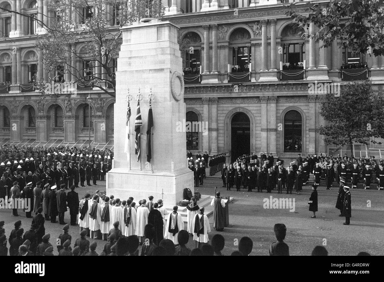 Königin Elizabeth II. Im Cenotaph in Whitehall, London, als sie die Hommage der Nation an die Toten zweier Weltkriege führte. Stockfoto