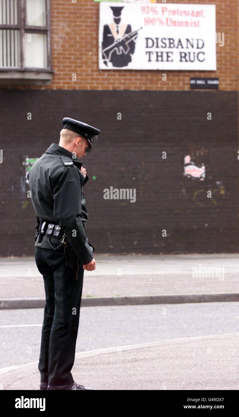 Ein RUC (Royal Ulster Constabulary)-Offizier auf Patrouille im nationalistischen Marktgebiet von Belfast. Die Polizei wird am Donnerstag, dem 9. September 1999, wissen, wie die Streitkräfte geändert werden sollen, wenn Chris Patten seinen Bericht über die Zukunft der RUC enthüllt. Stockfoto