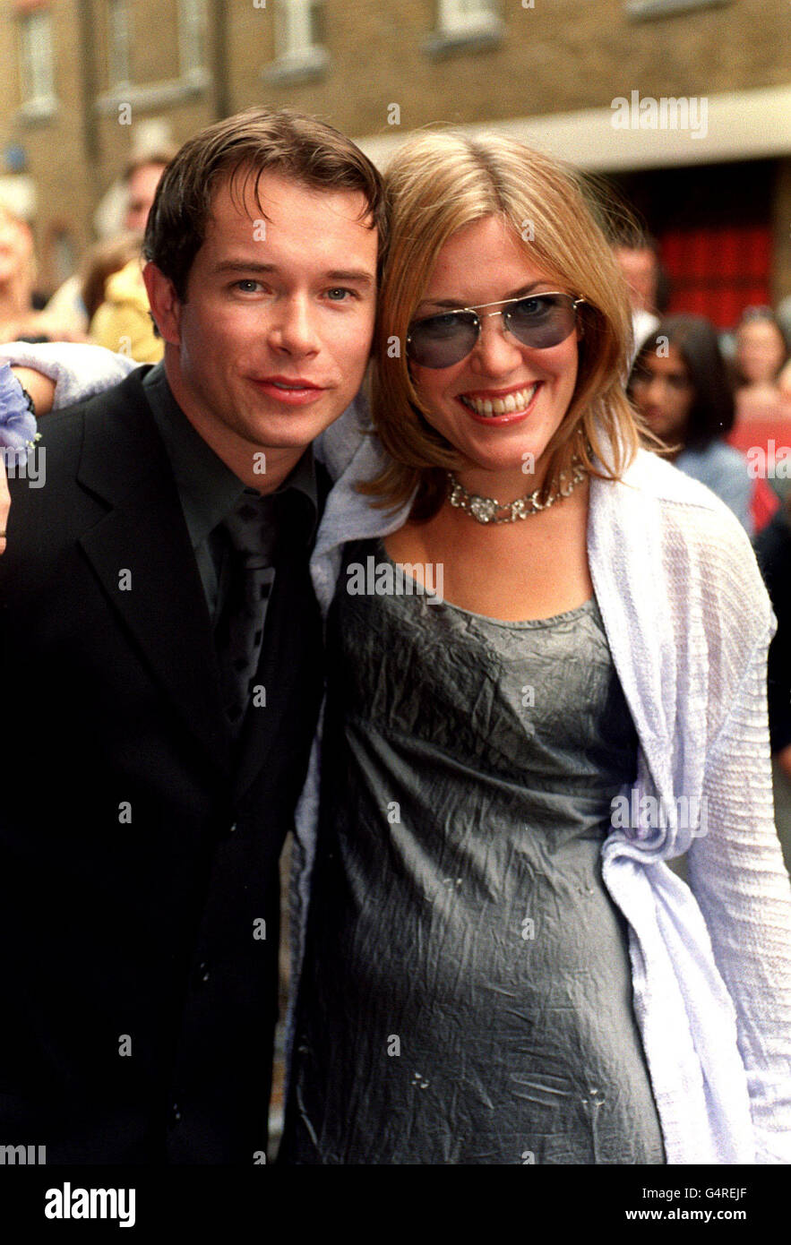 Cerys Matthews, Sänger der walisischen Popband Catatonia, und Stephen Gately, Mitglied der Boyzone-Boy-Band, am New London Theatre, Dury Lane, in London für die Vorstellung der neuen animierten Abenteuerserie Watership Down von ITV. * Cerys Matthews wird auf dem Album zur Serie einen Song singen, und Stephen Gately singt den Charakter von Blackavar und hat 'Bright Eyes' neu aufgenommen. Das Programm wird im September 1999 im Children's ITV Network ausgestrahlt und bringt die klassische Geschichte einer neuen Generation. Stockfoto