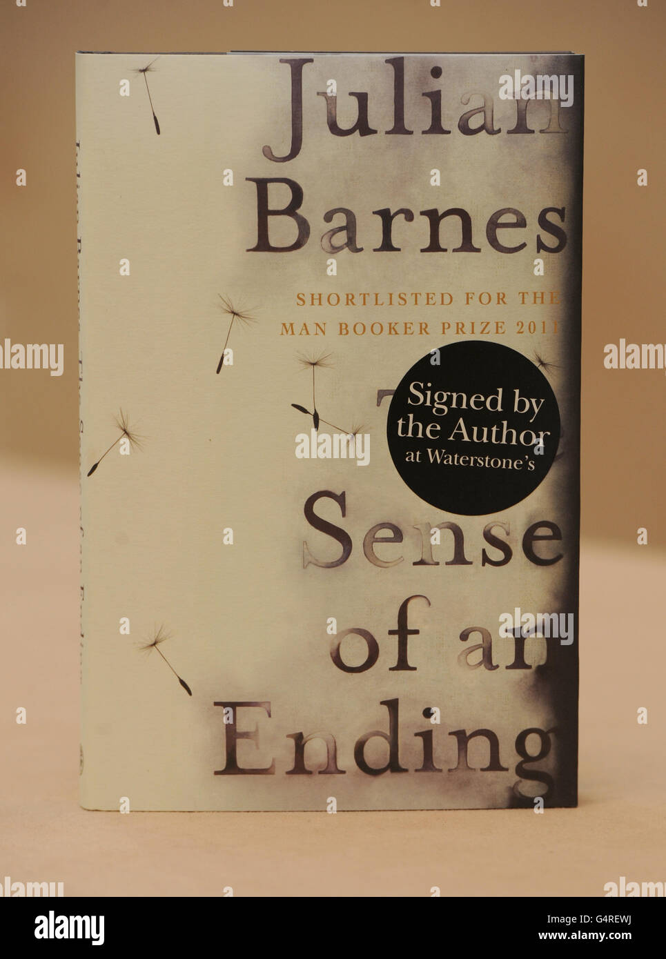 Julien Barnes' Buch The Sense of an Ending wird während eines Fotoanrufs am Institute of Engineering and Technology (IET) Savoy Place, London, gezeigt Stockfoto