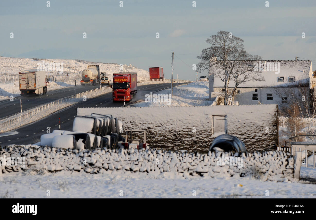 Nach starkem Schnee in den letzten Tagen machen sich Lastwagen auf der A66 bei Brough auf den Weg. Stockfoto