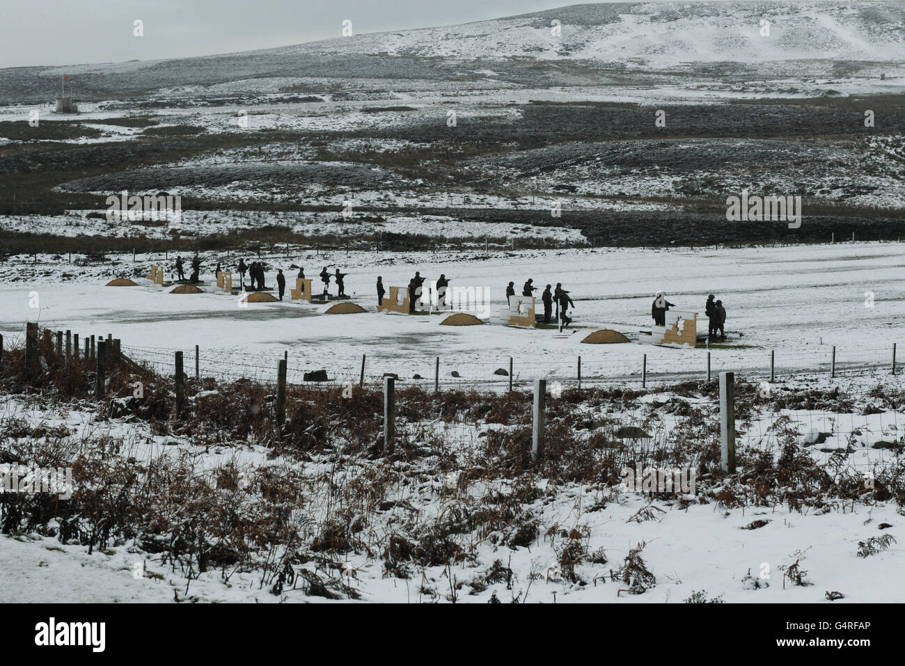 Soldaten von Catterick Garrison trainieren im Schnee auf den Schießstrecken außerhalb von Leyburn, North Yorkshire. Stockfoto