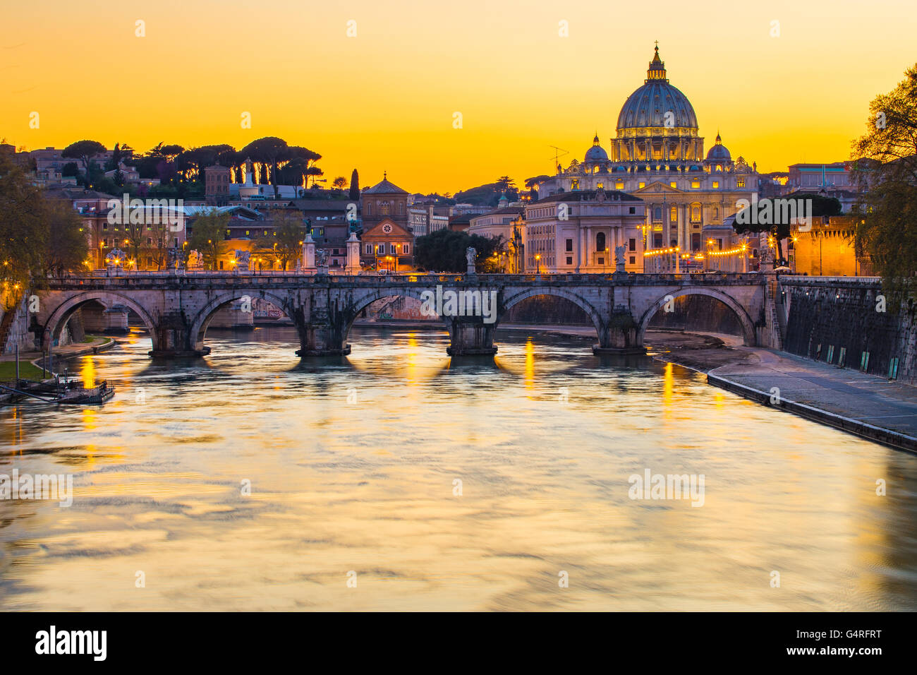 Der Staat Vatikanstadt bei Sonnenuntergang. Stockfoto