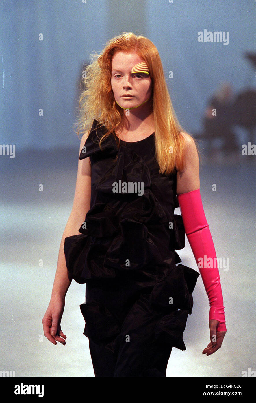Eine Kreation des Designers Julian Roberts, von seinem neuen Label Nothing Nothing, ist bei der Vorstellung ihrer Frühjahr/Sommer 2000-Serie während der London Fashion Week im Natural History Museum modelliert. Stockfoto