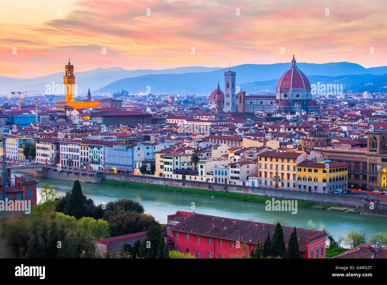 Florenz-Skyline bei Nacht in Italien. Stockfoto