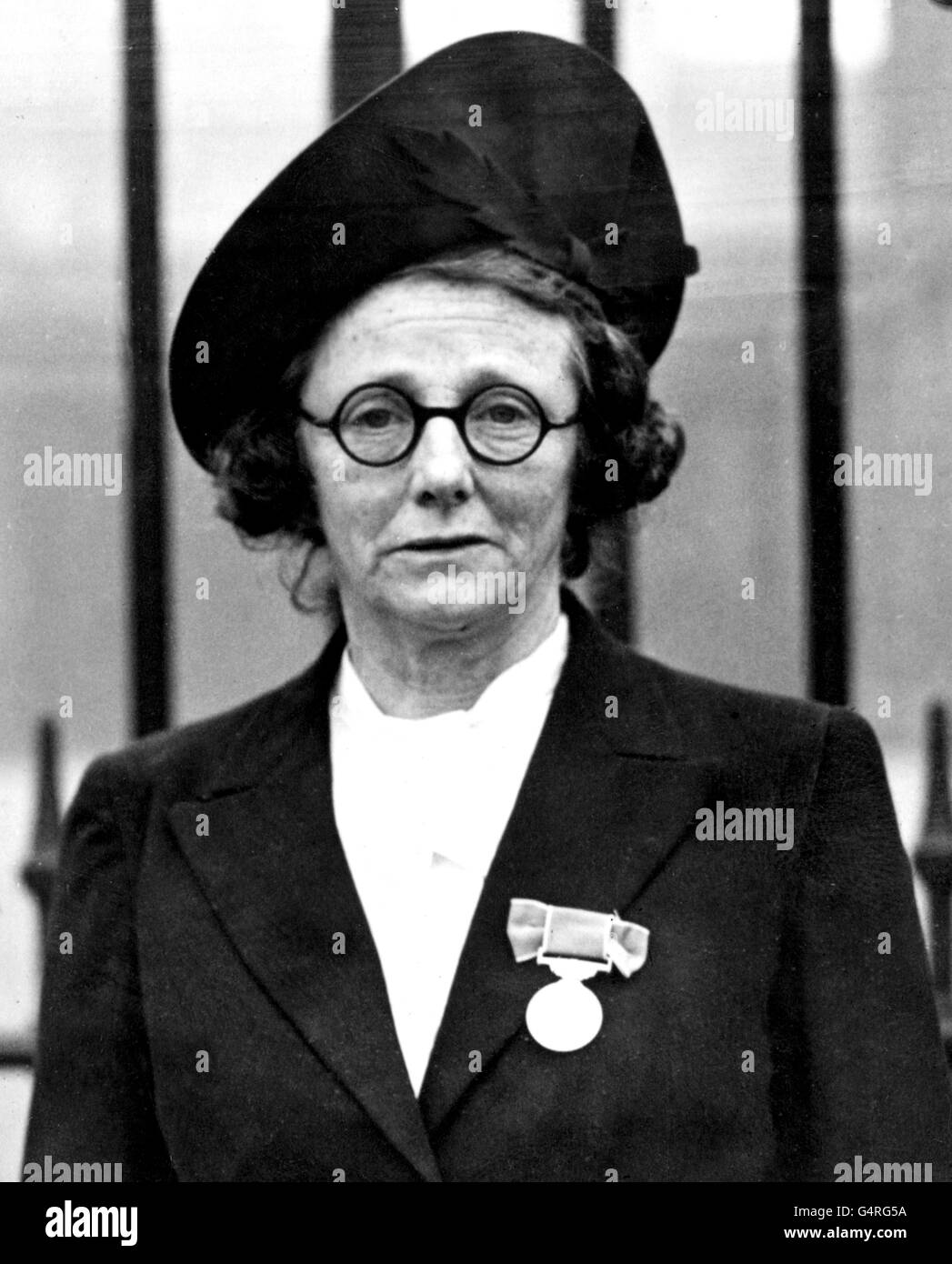 Mrs Elizabeth Cotton aus Winchester, Hampshire, kam nach London, um die British Empire Medal vom König bei einer Investitur am Buckingham Palace zu erhalten. Frau Cotton erhielt die Ehre für ihre Kriegspflicht, evakuierte Kinder in ihrem Haus zu „verziehen“. Auf einmal hatte sie acht Kinder unter ihrer Obhut. P Stockfoto