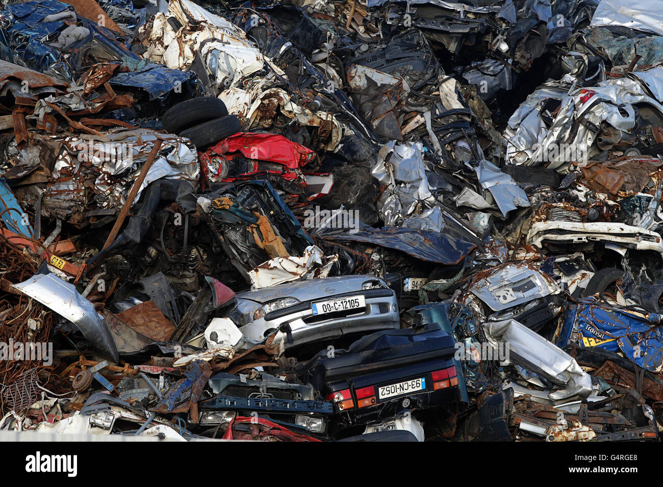 Schrottplatz in Dublin. Ein Stockfoto von Altautos im Hafen von Dublin. Stockfoto