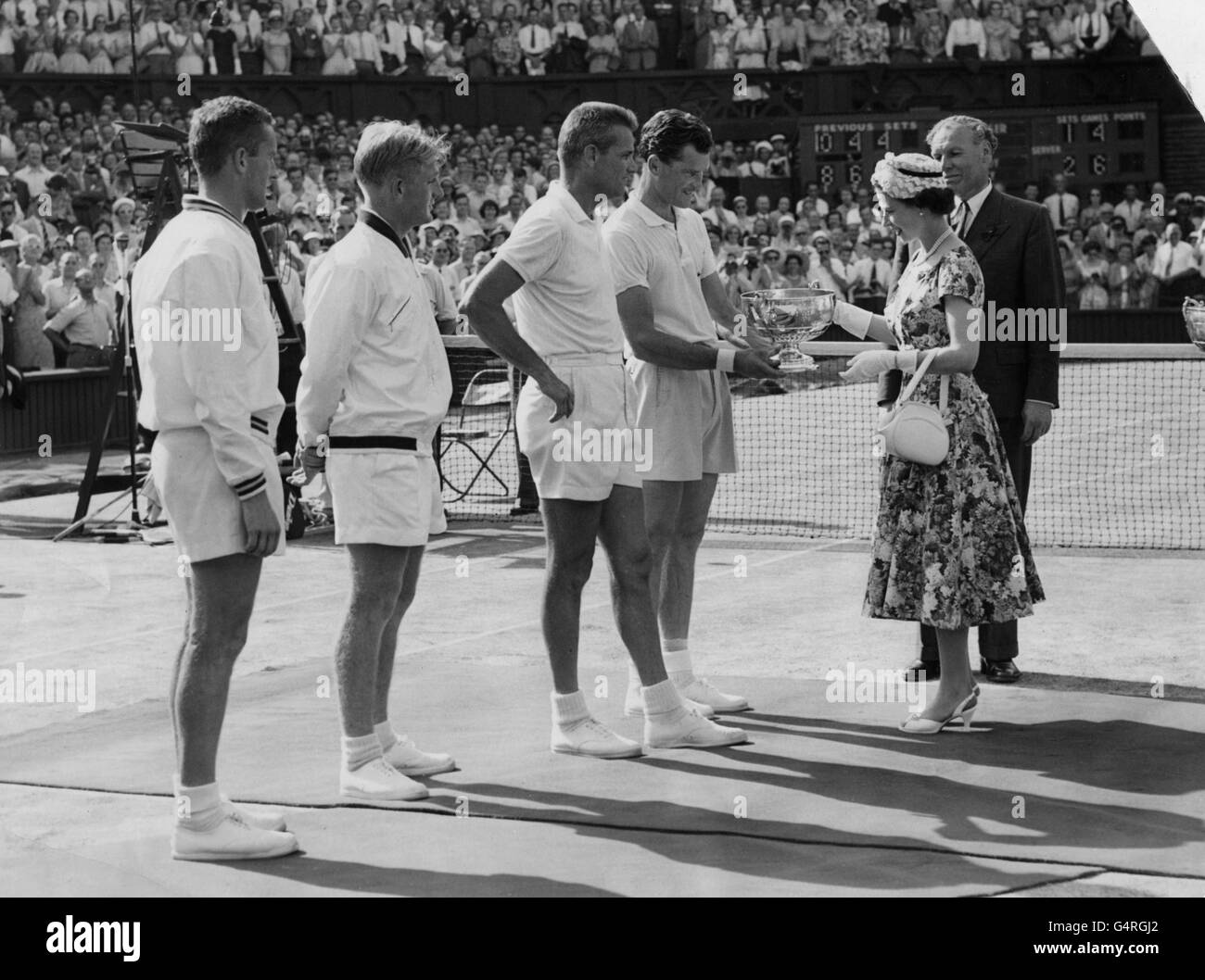 Königin Elizabeth II. Überreicht die Trophäe „Finale des Doppelmorals der Männer“ in Wimbledon. Das amerikanische Paar Gardner Mulloy und Budge Patty schlugen das australische Paar Neil Fraser und Lew Road Stockfoto
