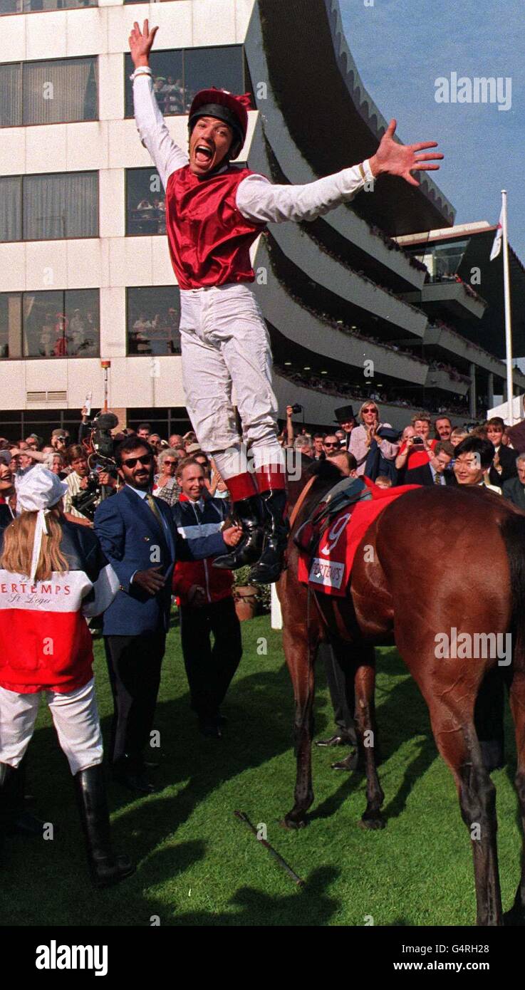 Bibliotheksdatei Bild vom 14/9/96 von Jockey Frankie Dettori, als er springt aus dem Sattel auf Shantou nach dem Gewinn des St Ledger in Doncaster. Dettori hat zugegeben, dass er Drogen genommen hat, um sein Gewicht in der Vergangenheit zu halten, seine Enthüllung kommt heute Abend (Donnerstag, 23. September 1999) auf BBC 2 Newsnight. Stockfoto