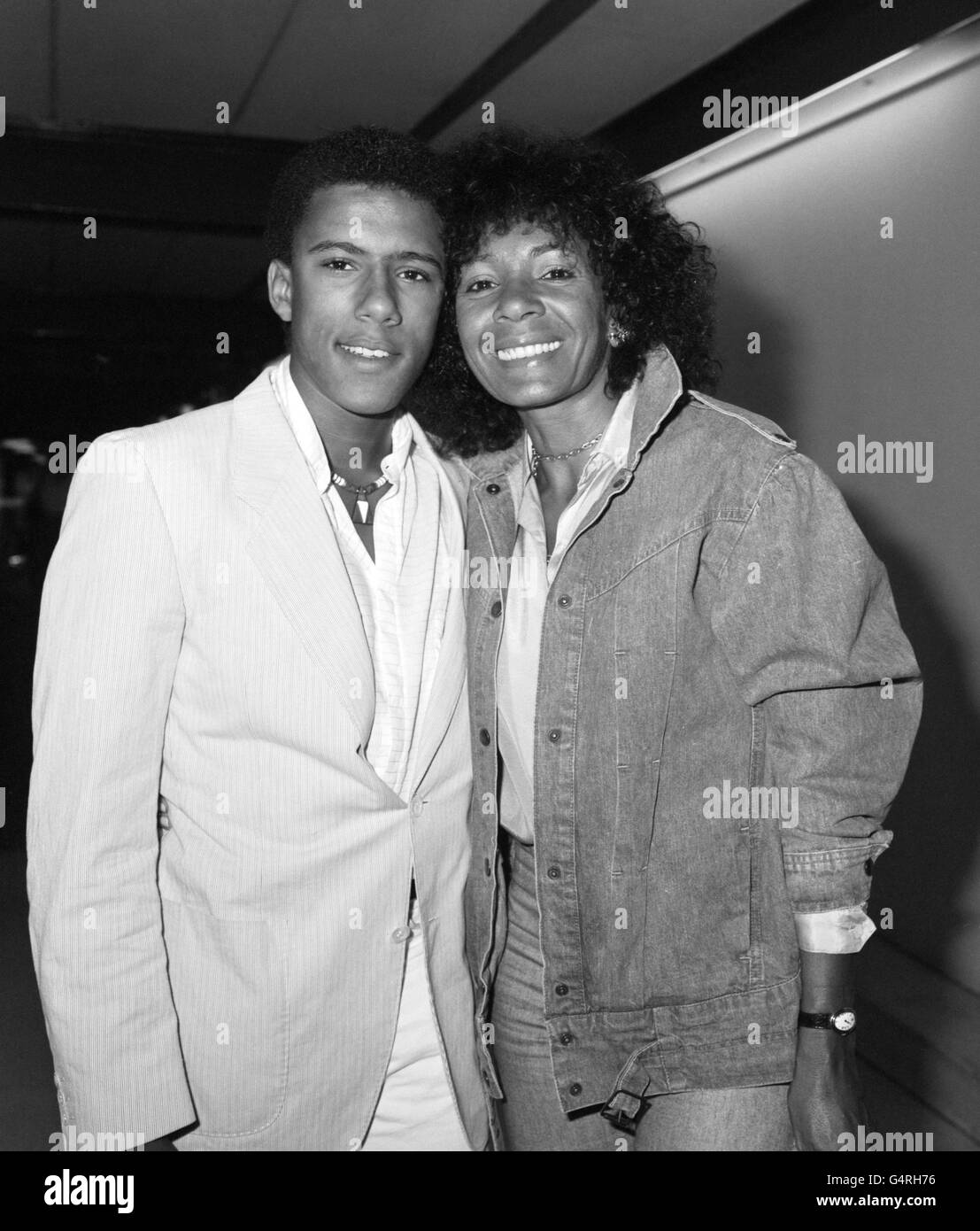 Sangerin Shirley Bassey Mit Ihrem Sohn Mark Novak 16 Aus Los Angeles Kalifornien Sie Sind Auf Dem Weg Zu Shirleys Schweizer Heimat Mark Kehrt Zur Schule Zuruck Wo Er Zoologie Studiert Stockfotografie