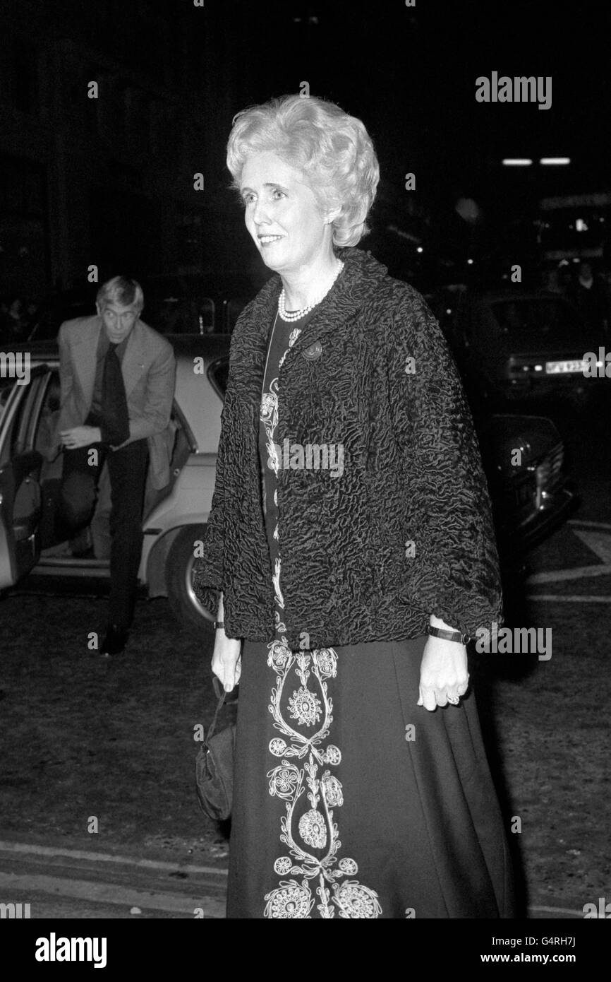 Lady Falkender, die persönliche Sekretärin des Premierministers, kommt im Leicester Square Theatre zur Premiere des Science-Fiction-Films „The man Who Fell to Erath“ an, in dem die Schauspielerin Candy Clark und der britische Popstar David Bowie zu sehen sind. Stockfoto