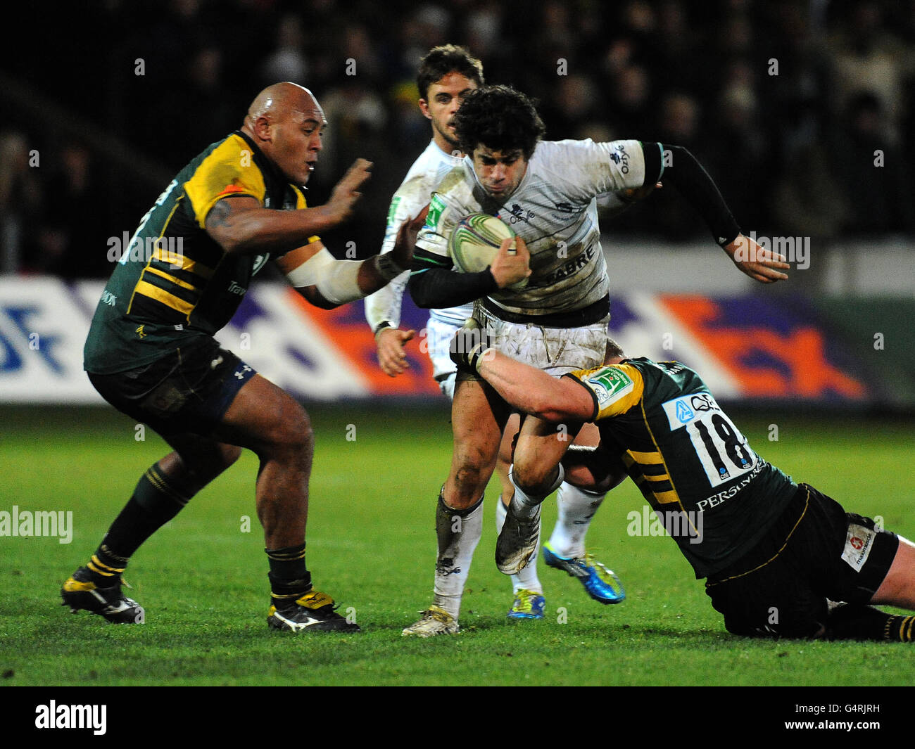 Soane Tonga'uiha (links) und Tom Mercey (rechts) von Northampton Saints tackle Pierre Bernard von Castres Olympique Stockfoto