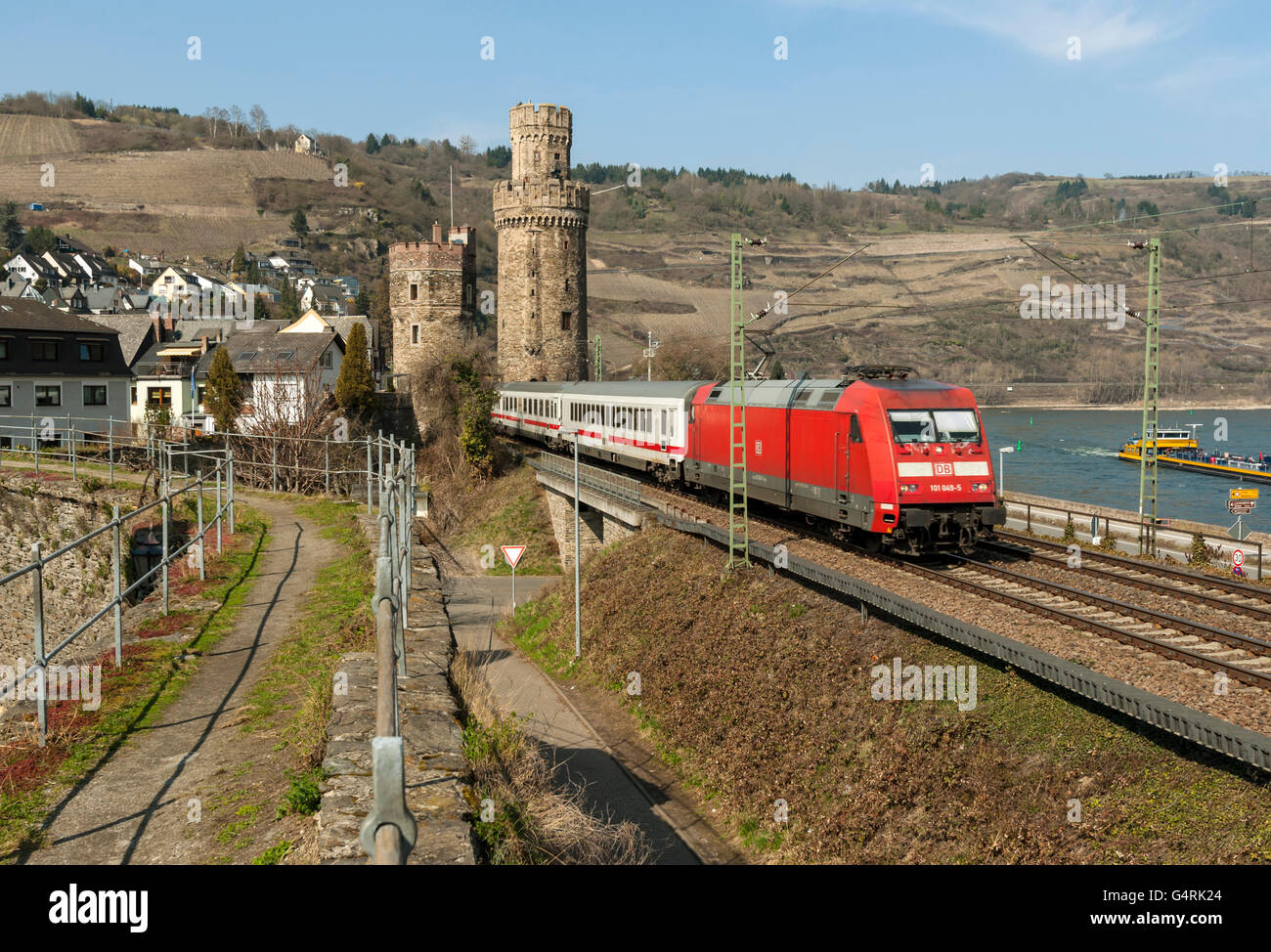 Intercity Zug vorbei an der Stadtbefestigung in Oberwesel, Oberes Mittelrheintal, Weltkulturerbe Stockfoto