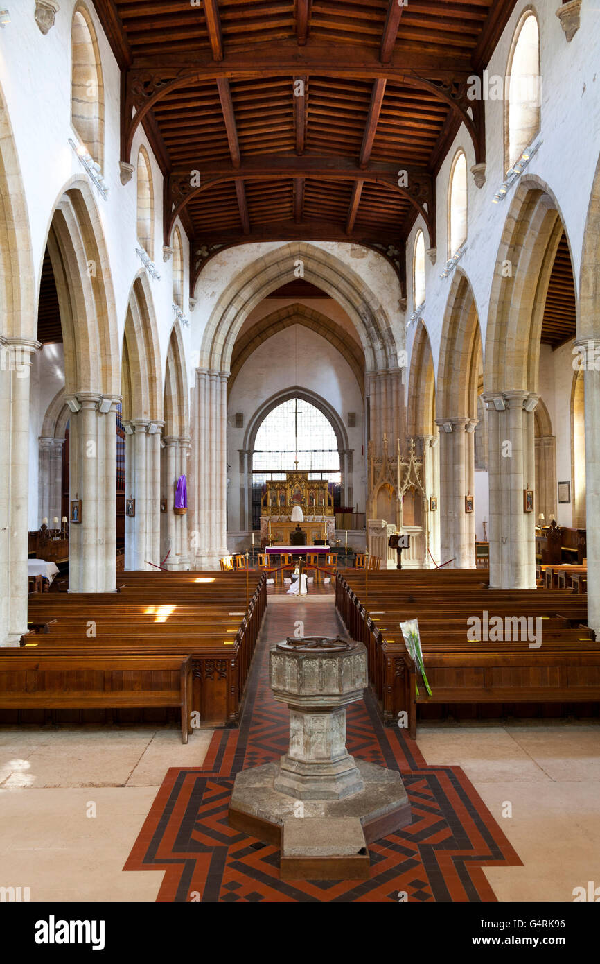 Innenraum der Pfarrei und Priory Kirche des Heiligen Nikolaus, mit Schrift und Gang, Arundel, West Sussex, England, Vereinigtes Königreich Stockfoto