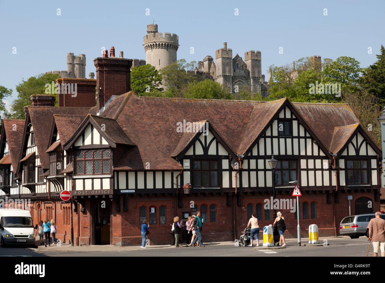 Alte Post mit Balken vor dem Schloss Arundel, West Sussex, England, Vereinigtes Königreich, Europa Stockfoto