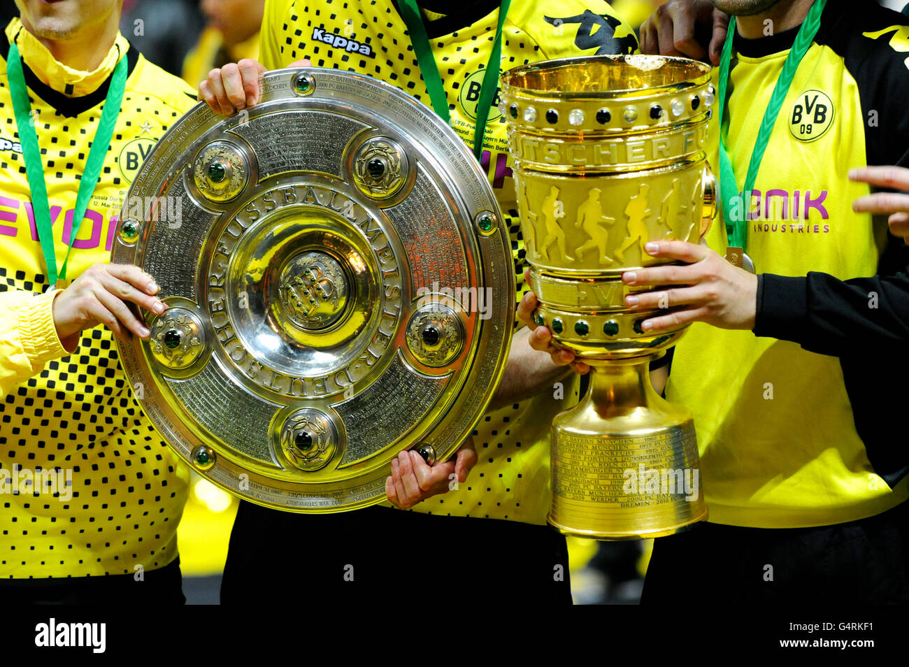 Dortmund-Spieler mit der Meisterschaft Schild und der Cup, DFB-Pokalfinale, BVB oder Borussia Dortmund Vs FC Bayern München 5-2 Stockfoto