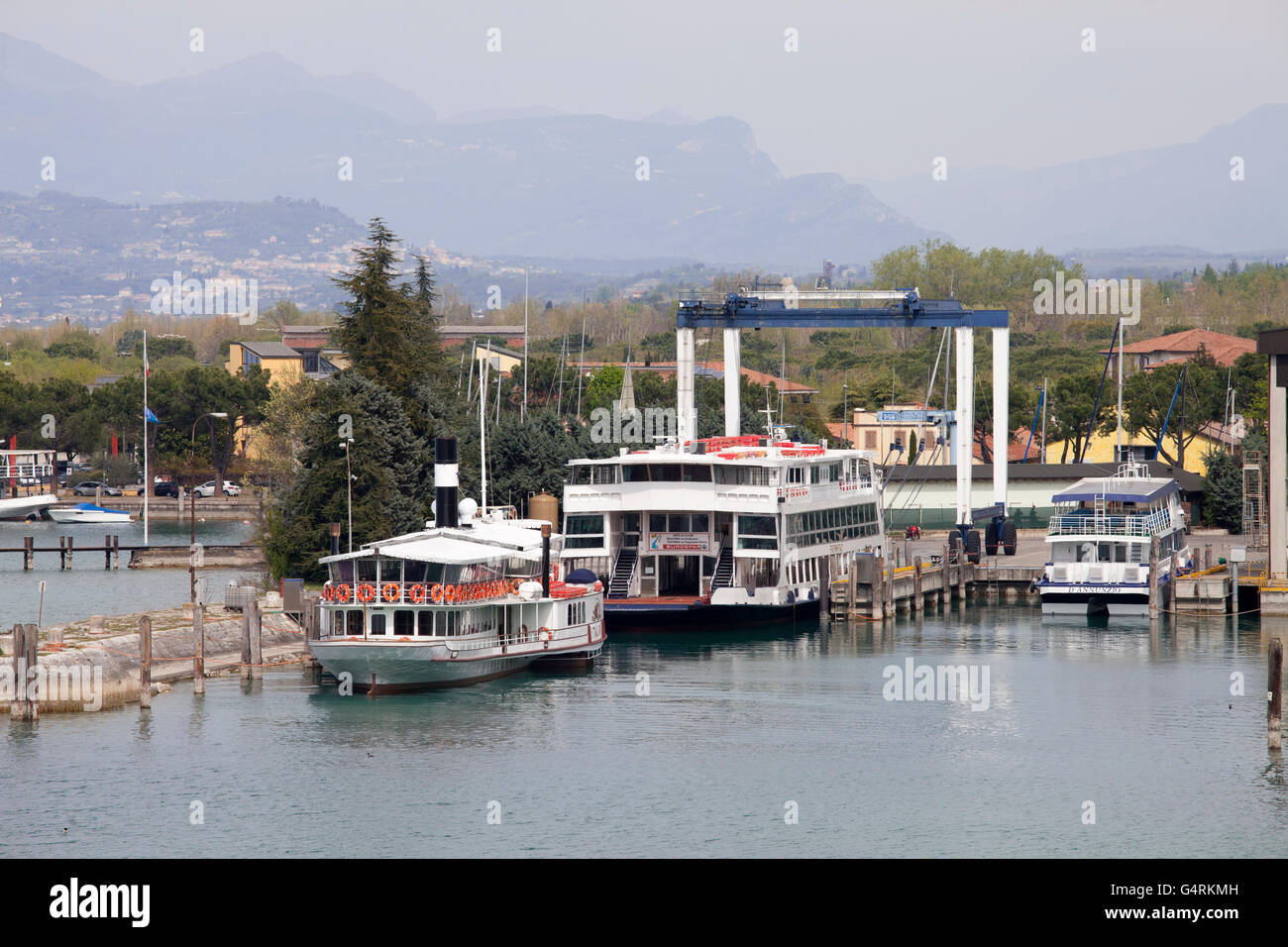 Schiffe im Hafen von Peschiera, Gardasee, Veneto, Italien, Europa, PublicGround Stockfoto