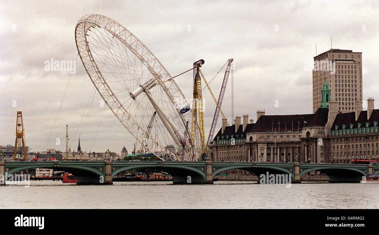 10/10/1999 - an diesem Tag in der Geschichte wird das London Eye Millennium Wheel hochgezogen. Das British Airways London Eye Millenium Rad um 16.30 Uhr wird weiterhin am Londoner South Bank an der Themse in Position gebracht. Das Konstruktionsteam hofft, das 1,500 Tonnen schwere Rad bis zum Ende des Tages um 65 Grad anheben zu können. * NB Dieses Bild wurde in genau derselben Position aufgenommen wie die früheren Millennium Wheel Fotos, die heute aufgenommen wurden, um die Geschwindigkeit des Fortschritts zu veranschaulichen Stockfoto