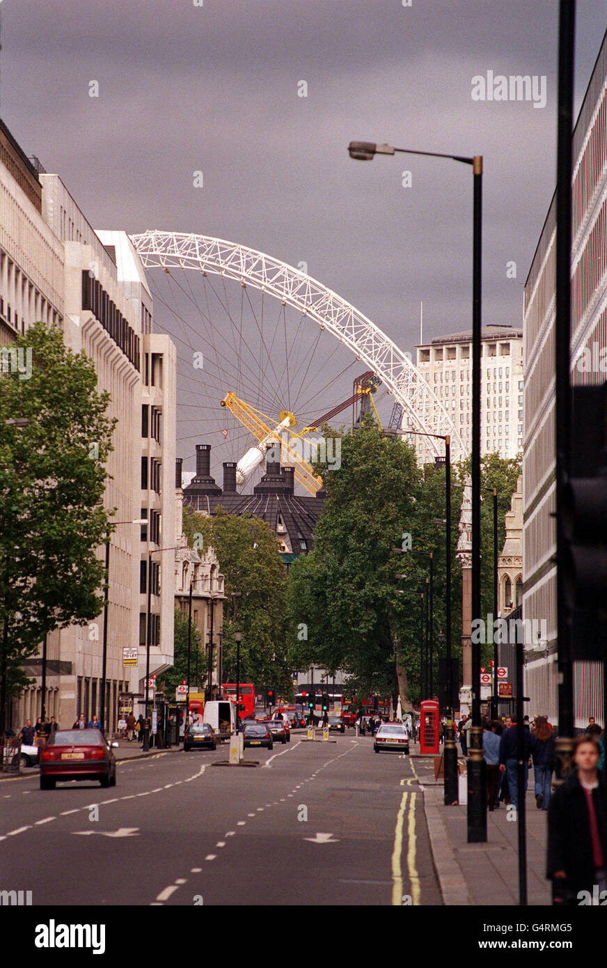 Das British Airways London Eye Millenium-Rad aus der Victoria Street, das auf dem Londoner Südufer an der Themse weiter in Position gebracht wird.das Konstruktionsteam hofft, das 1,500 Tonnen schwere Rad bis zum Ende des Tages um 65 Grad anheben zu können. Stockfoto