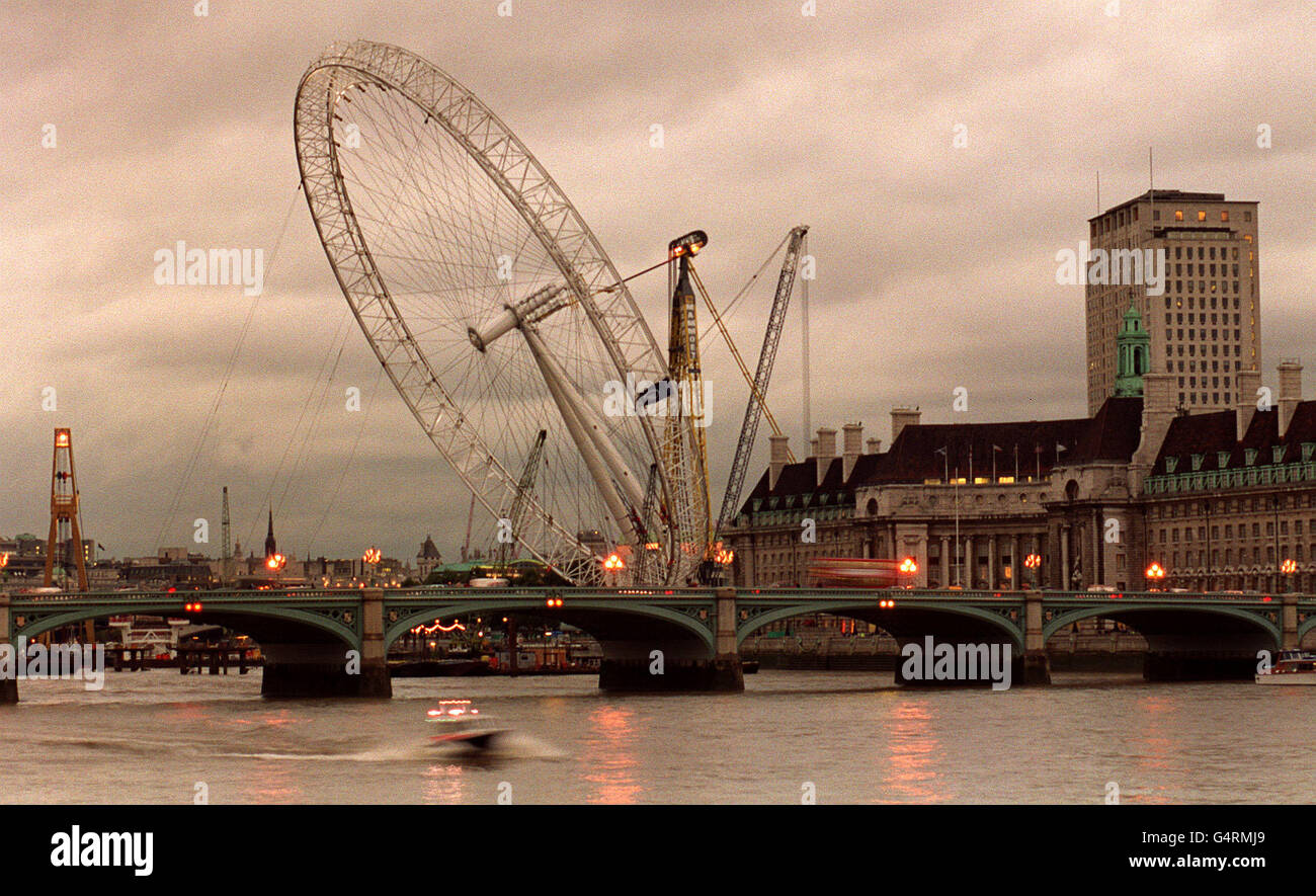 Das British Airways London Eye Millenium Rad um 18.30 Uhr wird weiterhin am Londoner South Bank an der Themse in Position gebracht. Das Konstruktionsteam hofft, das 1,500 Tonnen schwere Rad bis zum Ende des Tages um 65 Grad anheben zu können. * NB Dieses Bild wurde in genau derselben Position aufgenommen wie die früheren Millennium Wheel Fotos, die heute aufgenommen wurden, um die Geschwindigkeit des Fortschritts zu veranschaulichen Stockfoto