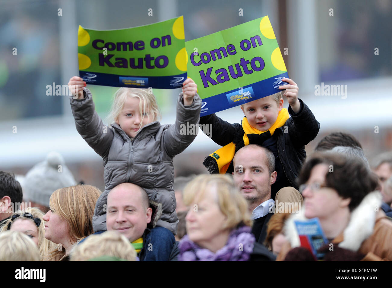 Pferderennen - The William Hill Winter Festival 2011 - King George VI Steeple Chase - Kempton Park. Junge Kauto Star Fans zeigen ihre Unterstützung in der Menge Stockfoto