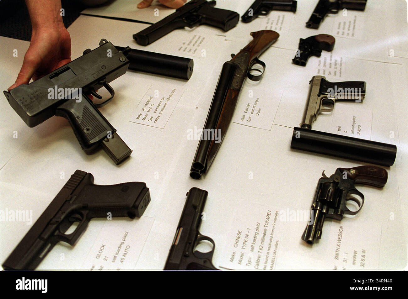Dies ist der erschreckende Schusszug von Geschützen, die von Gangstern bei einigen der 21 Yardie-ähnlichen Morde verwendet wurden, die im New Scotland Yard ausgestellt werden. Der Cache enthält eine MAC-10-Maschinenpistole, die in der Unterwelt als Big Macs bekannt ist und 10 Runden pro Sekunde schießen kann. * ebenfalls zu sehen waren abgesägte Schrotflinten und Pistolen. Stockfoto