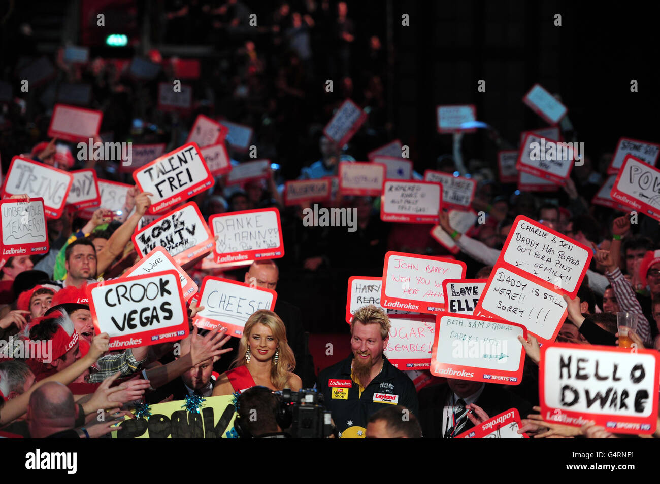 Der Australier Simon Whitlock macht sich auf den Weg zur Oche während der World Darts Championship Ladbrokes.com im Alexandra Palace, London. Stockfoto