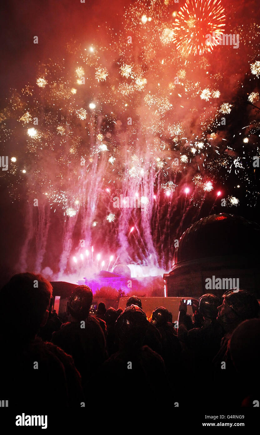 FOTO: Up Helly AA Wikinger beobachten ein Feuerwerk während der Fackelprozession in Edinburgh, Schottland, und beginnen damit die Hogmanay-Feierlichkeiten in Edinburgh. Stockfoto