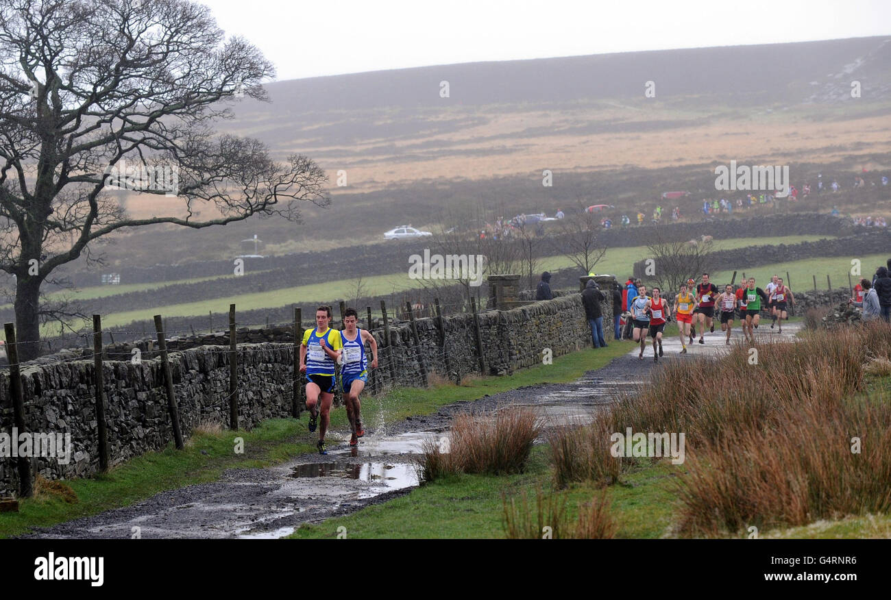 Triathlon-Weltmeister Alistair Brownlee (links) führt seinen Bruder Jonathan beim Auld lang Syne Race im Bronte-Land bei Haworth über die Pennine-Tops. Stockfoto