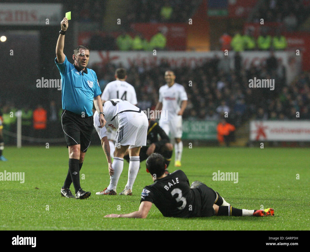 Gareth Bale von Tottenham Hotspur wird vom Schiedsrichter Phil Dowd während des Spiels der Barclays Premier League im Liberty Stadium, Swansea, zum Tauchen gebucht. Stockfoto