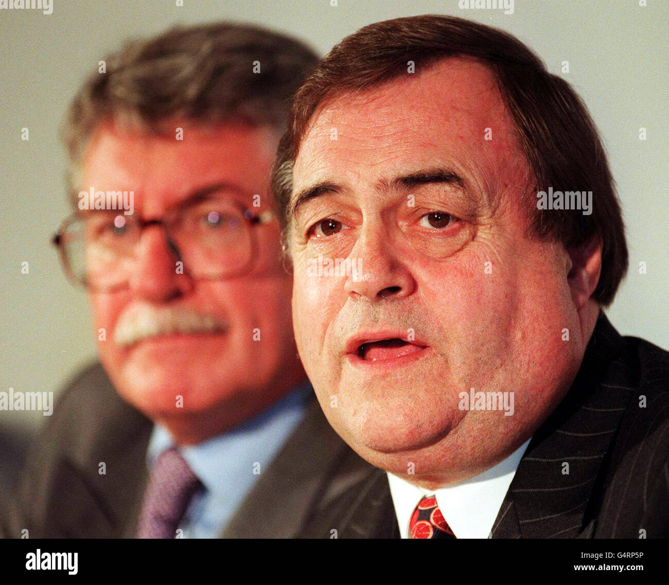 Der stellvertretende Premierminister John Prescott (rechts) mit Verkehrsminister Lord MacDonald auf einer Pressekonferenz in Westminster, wo er bekannt gab, dass ein neuer nationaler Leistungsausschuss eingerichtet wurde, um den Vorschlag zur Verbesserung der Eisenbahnsicherheit zu prüfen. * Darüber hinaus haben sich die Eisenbahnunternehmen auf der heutigen Sitzung, die auf den Eisenbahnunfall in Paddington Anfang dieses Monats folgte, auf eine Überprüfung der Fahrerschulung und die Einrichtung einer landesweiten, vertraulichen Hotline für Fahrer zur Meldung von Sicherheitsbedenken geeinigt. Und die Einführung des Warnsystems für den Zugschutz wird beschleunigt. Stockfoto