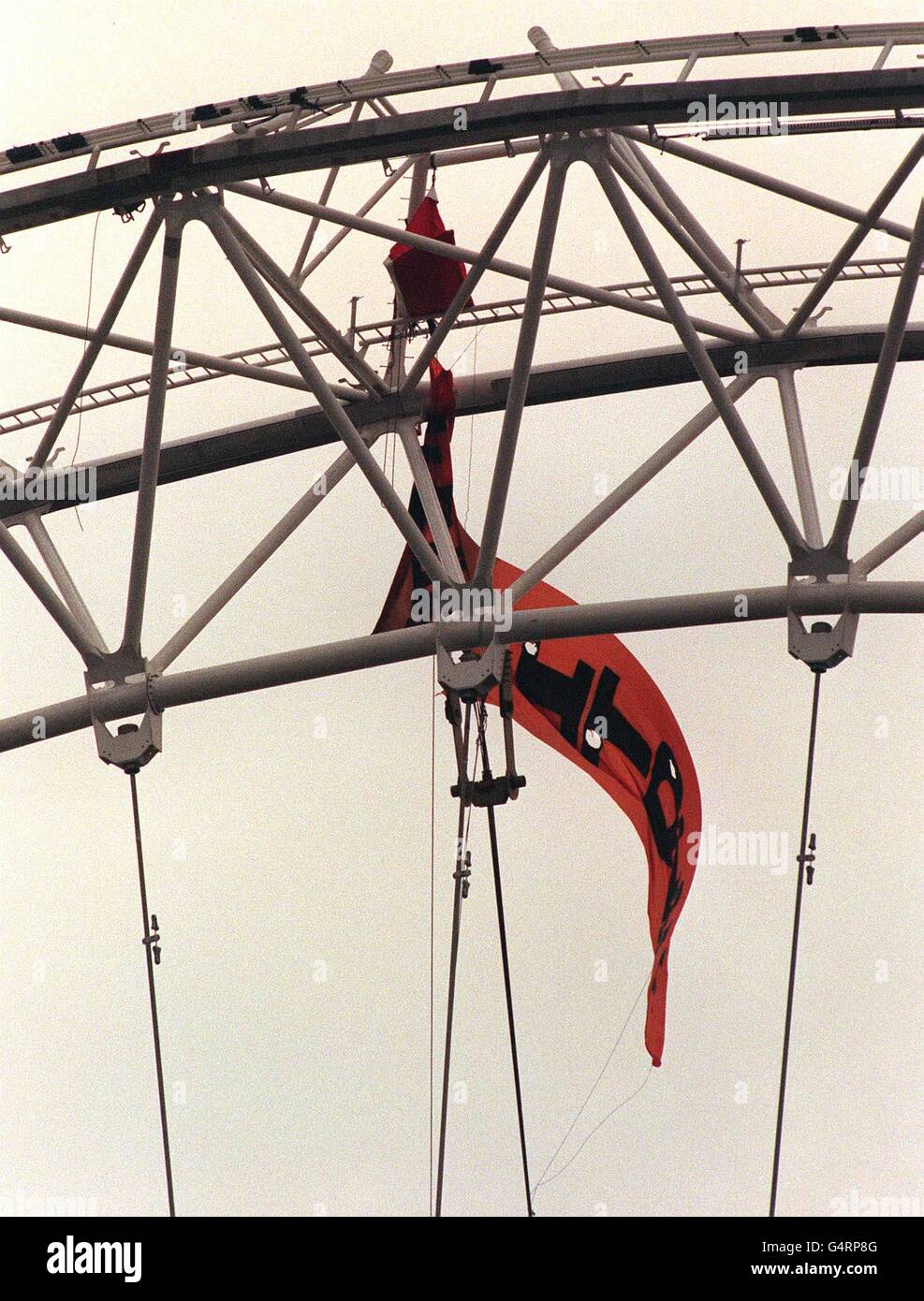 Zwei Demonstranten ketteten an die Spitze des 450 Fuß großen Millenium Wheel in London. Die beiden waren ursprünglich Teil einer Gruppe, die der Sicherheit auswich, um die 1,500-Tonnen-Struktur zu skalieren, aus Protest gegen Staudammprojekte in Indien und Spanien. Die Demonstranten stammen von der baskischen Umweltschützergruppe Solidarios con Itoitz und der indischen Gruppe Narmada UK. Stockfoto