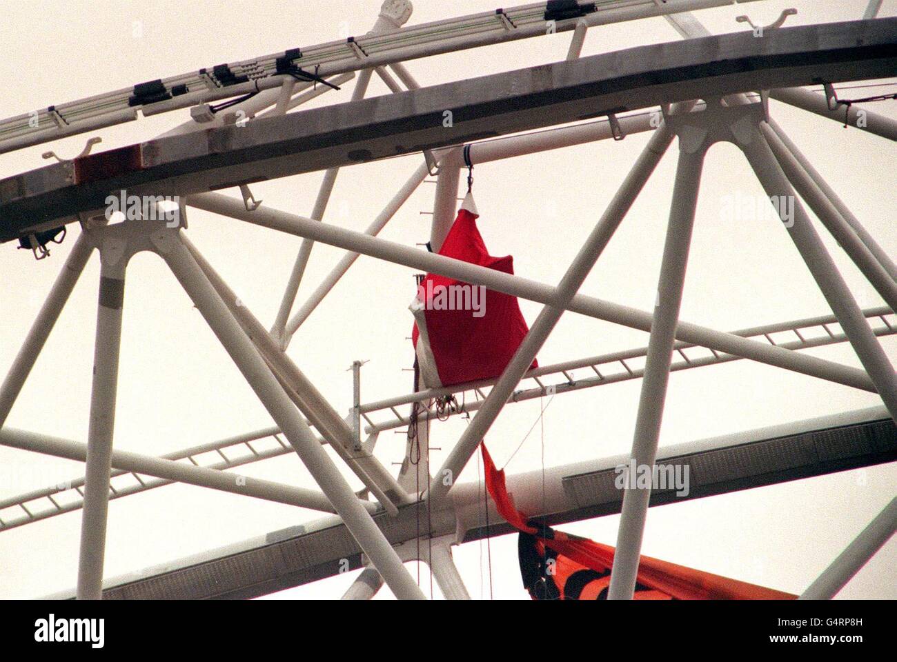 Zwei Demonstranten bleiben an der Spitze des 450 Fuß großen Millenium Wheel in London angekettet. Die beiden waren ursprünglich Teil einer Gruppe, die sich gestern gegen 6 Uhr morgens aus Protest gegen Staudammprojekte in Indien und Spanien der Sicherheit entgangen war, um die 1,500-Tonnen-Struktur zu skalieren. Die Demonstranten stammen von der baskischen Umweltschützergruppe Solidarios con Itoitz und der indischen Gruppe Narmada UK, Stockfoto