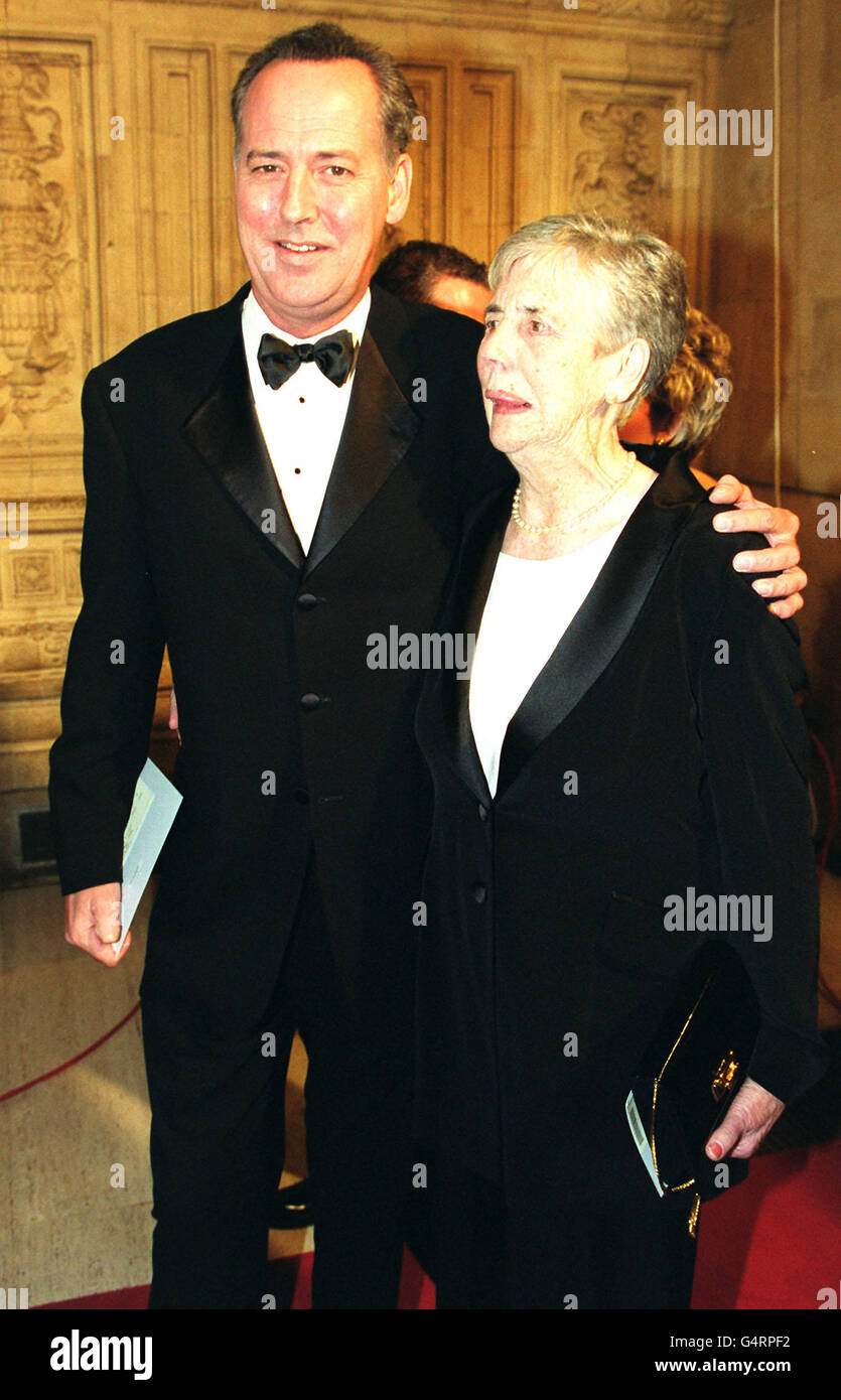 TV-Moderator Michael Barrymore mit seiner Mutter Margaret Cooper bei der Ankunft in der Royal Albert Hall für die National Television Awards. * 01/10/01 Komiker und TV-Moderator Michael Barrymore mit seiner Mutter Margaret Cooper. Barrymore nahm an der Beerdigung seiner Mutter in der römisch-katholischen Kirche der Allerheiligsten Dreifaltigkeit in Bermondsey, Süd-London, Teil. Seine 89-jährige Mutter starb im vergangenen Monat, nachdem sie mutig gegen Kehlkopfkrebs gekämpft hatte, was mehr Herzschmerz für ihren Sohn verursachte, der heute in Tränen überschwemmt war. Stockfoto