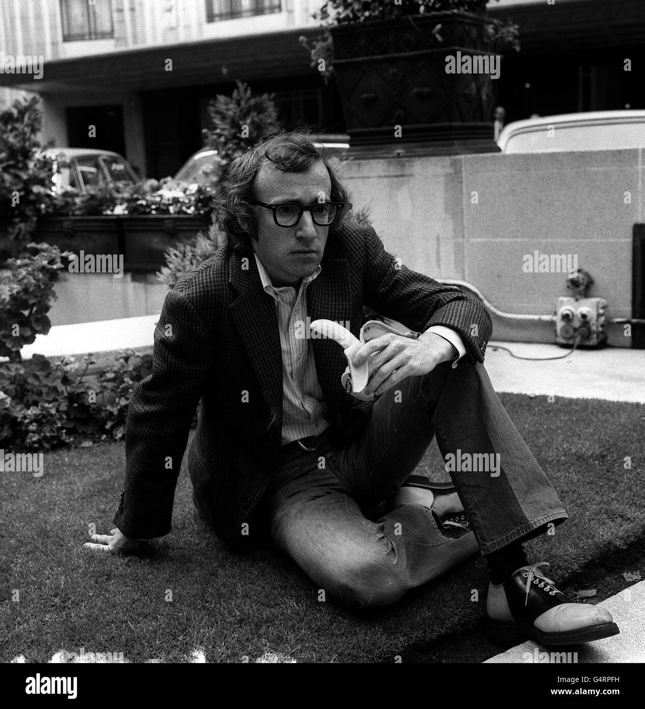 Woody Allen, amerikanischer Komiker/Regisseur, besucht London im Zusammenhang mit seinem neuesten Film 'Bananas'. Er führte Regie und starrte in den Film, den er zusammen mit Mickey Rose schrieb. Stockfoto