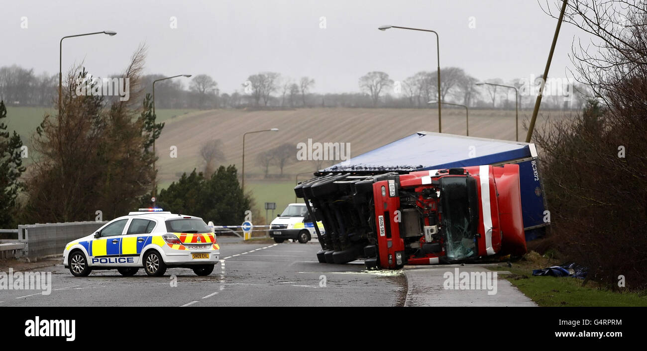 Ein umgedrehter Lastwagen liegt auf seiner Seite, in der Deans Road in der Nähe von Livingston in Schottland, als heftige Stürme Großbritannien heute mit heftigem Regen und Wind bis zu 85 km/h überfiel. Stockfoto