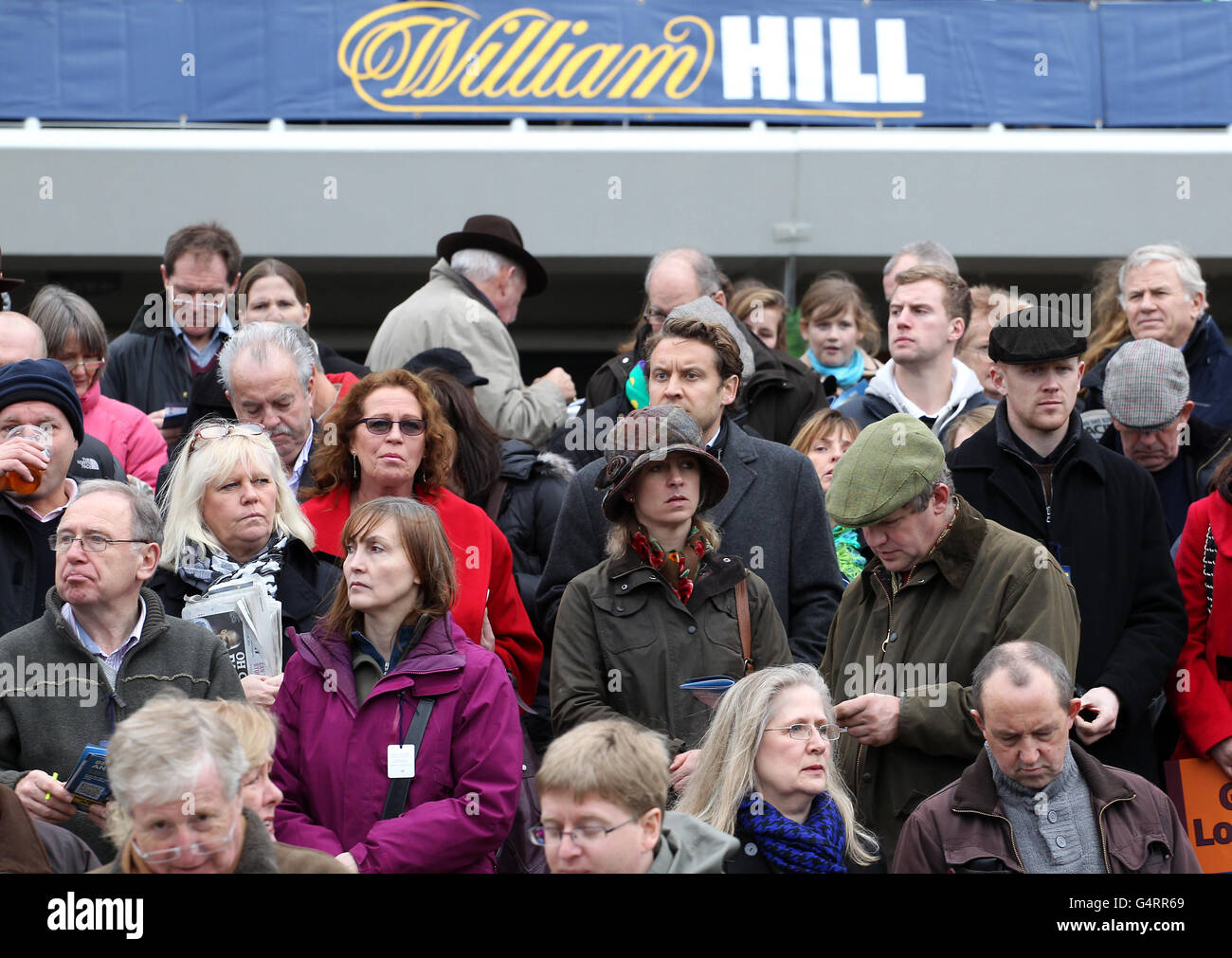 Pferderennen - The William Hill Winter Festival 2011 - King George VI Steeple Chase - Kempton Park. Rennfahrer im Kempton Park Stockfoto