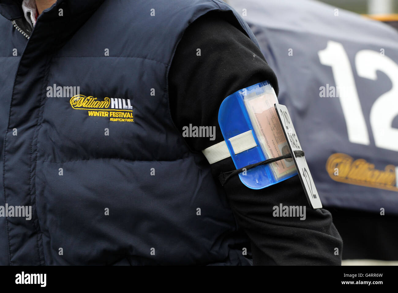 Pferderennen - The William Hill Winter Festival 2011 - King George VI Steeple Chase - Kempton Park. Jacke mit William Hill-Schriftzug Stockfoto