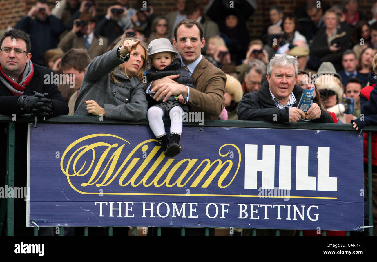 Pferderennen - The William Hill Winter Festival 2011 - King George VI Steeple Chase - Kempton Park. Racegoers beobachten das Geschehen Stockfoto