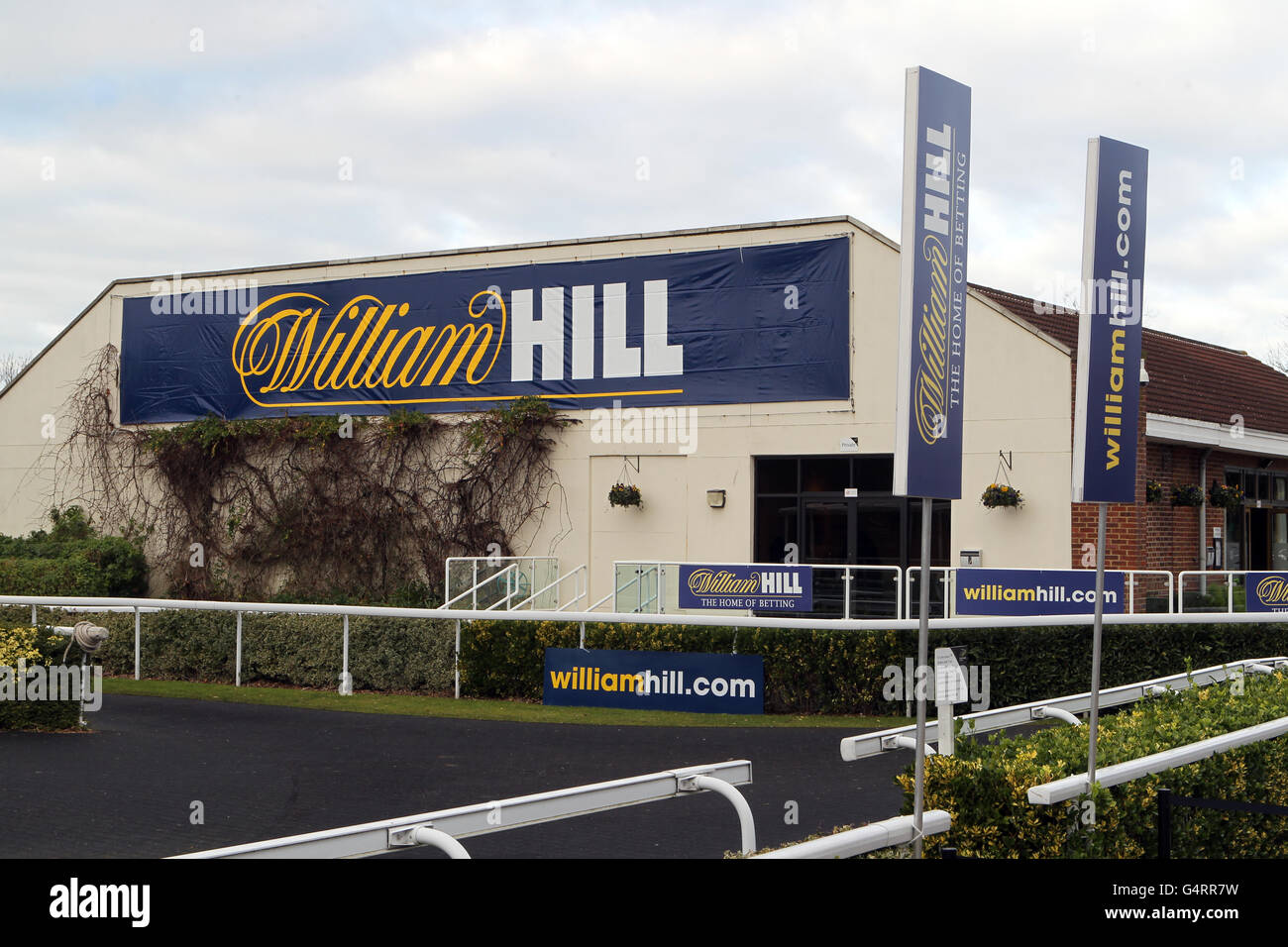 Pferderennen - The William Hill Winter Festival 2011 - King George VI Steeple Chase - Kempton Park. William Hill Branding im Kempton Park Stockfoto