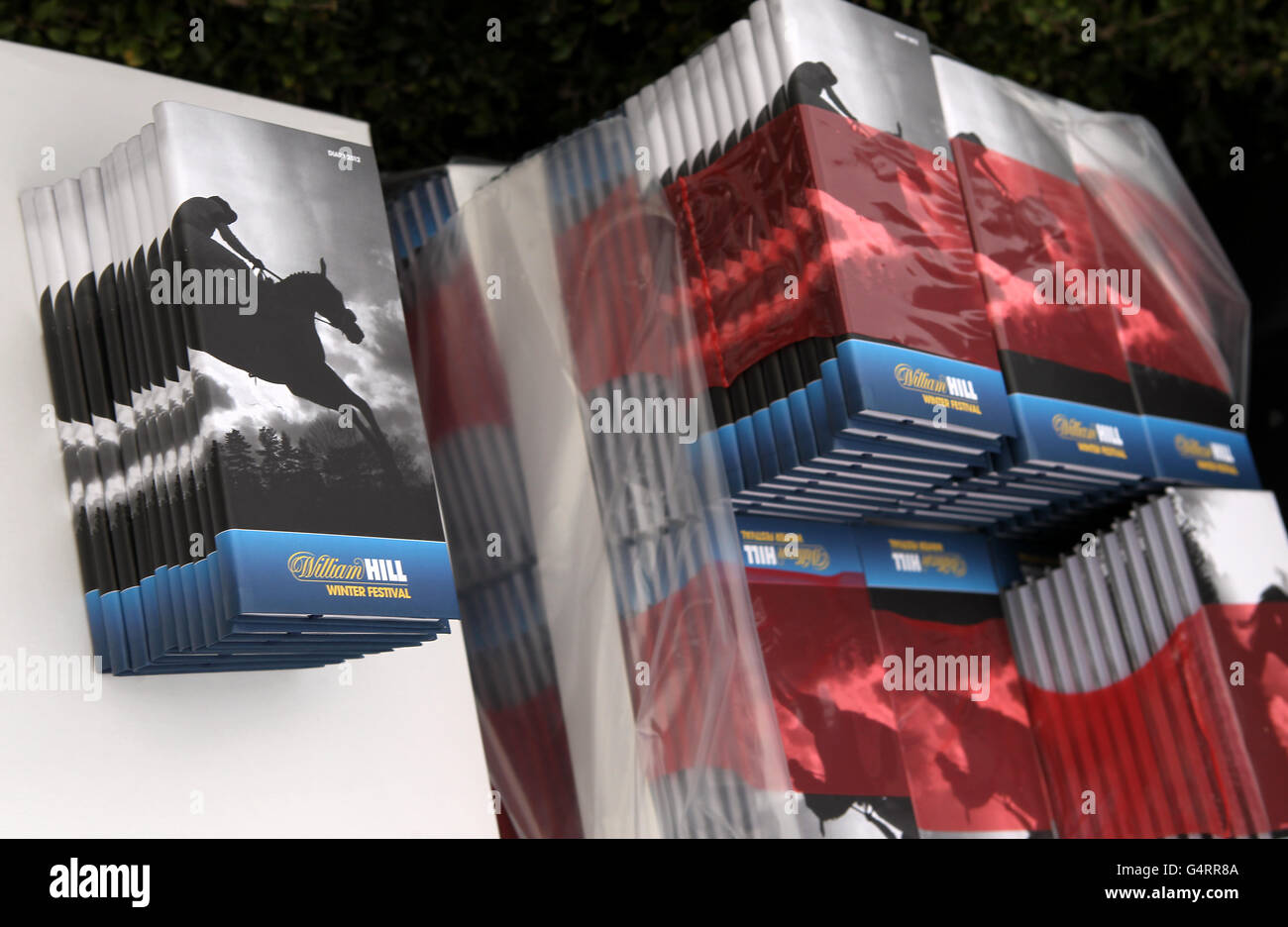 Pferderennen - The William Hill Winter Festival 2011 - King George VI Steeple Chase - Kempton Park. Rennkarten des William Hill Winter Festivals Stockfoto