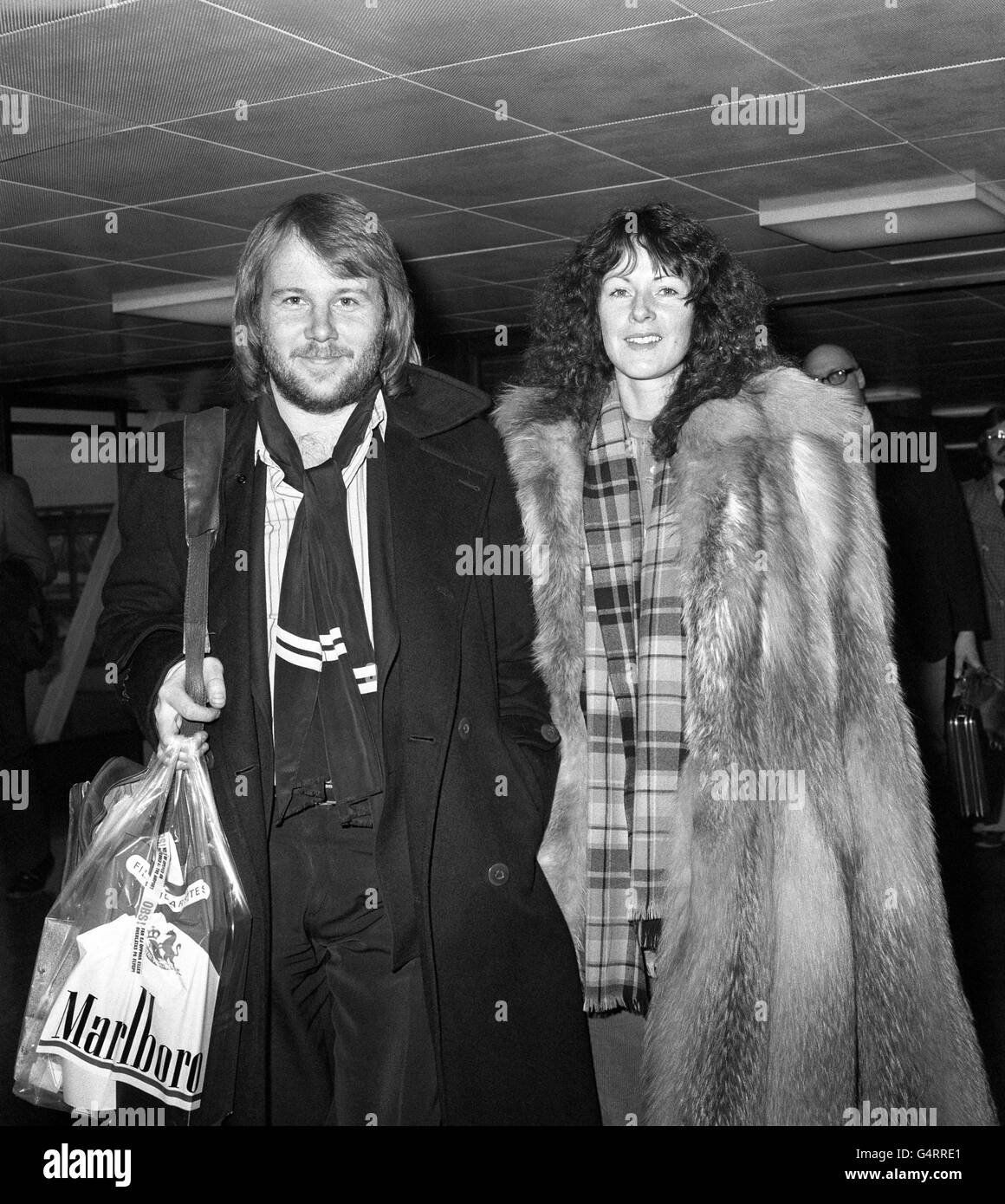Anni-Frid Lyngstad und Benny Andersson, zwei Mitglieder der Charts, die die schwedische Popgruppe 'Abba' am Londoner Flughafen Heathrow bestreiten, kommen zur Premiere ihres Films Abba - The Movie' an. Stockfoto