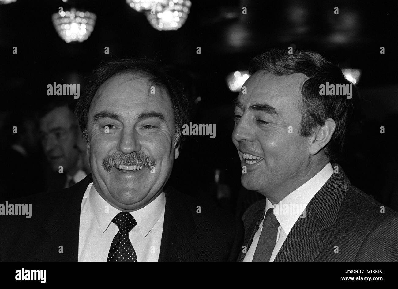 PA Photo 8/3/86 EINE Bibliothek Datei Bild der ehemaligen Profi-Fußballer Jimmy Greaves und Ian St. John jetzt Fernsehen Fußballprofis Stockfoto