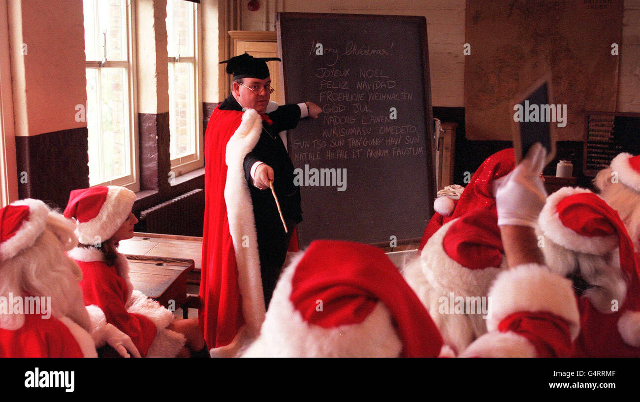Clifford Hume, der beste Weihnachtsexperte des Ministeriums für Spaß, als Oberlehrer bekleidet, hielt Vorträge und Proben für einen Tag der offenen Schule in der Santa School, der in einem echten viktorianischen Klassenzimmer im Londoner East End stattfand. * der Tag der offenen Tür bot eine exklusive Gelegenheit, genau zu entdecken, was einen perfekten Weihnachtsmann ausmacht. Stockfoto