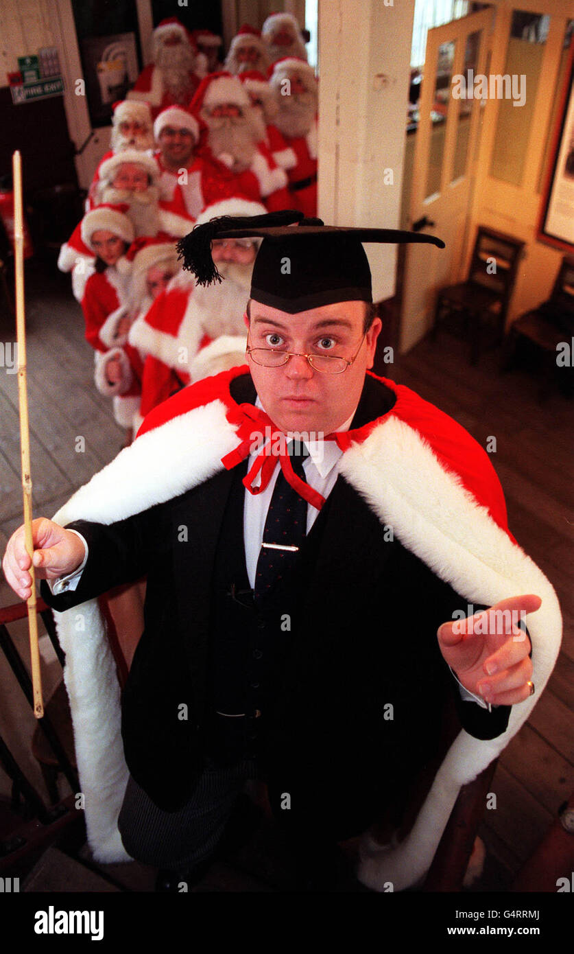 Clifford Hume, der beste Weihnachtsexperte des Ministeriums für Spaß, als Oberlehrer bekleidet, hielt Vorträge und Proben für einen Tag der offenen Schule in der Santa School, der in einem echten viktorianischen Klassenzimmer im Londoner East End stattfand. * der Tag der offenen Tür bot eine exklusive Gelegenheit, genau zu entdecken, was einen perfekten Weihnachtsmann ausmacht. Stockfoto