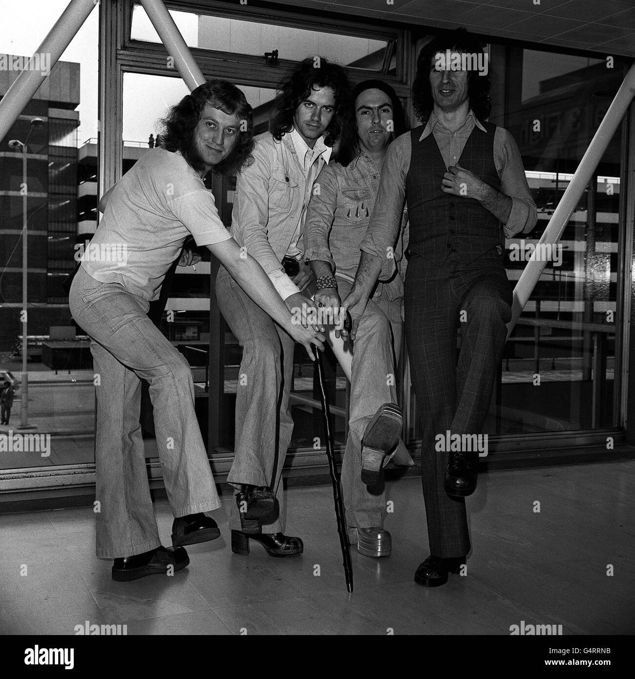 Slade, die Popgruppe (von links) Noddy Holder, Jimmy Lea, Dave Hill und Don Powell, am Flughafen Heathrow, London, bevor sie nach Amerika aufbruch, wo sie Touren sollen. Stockfoto