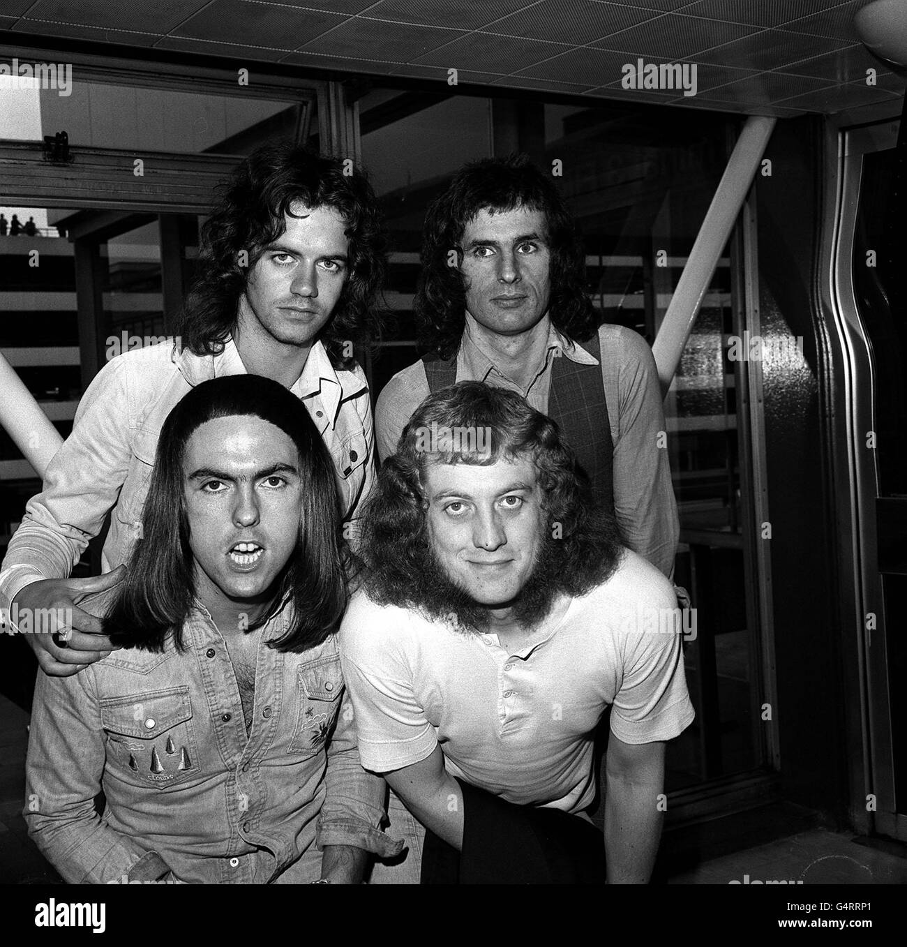 Slade, die Popgruppe (von links) Noddy Holder, Jimmy Lea, Dave Hill und Don Powell, am Flughafen Heathrow, London, bevor sie nach Amerika aufbruch, wo sie auf Tour gehen. Stockfoto