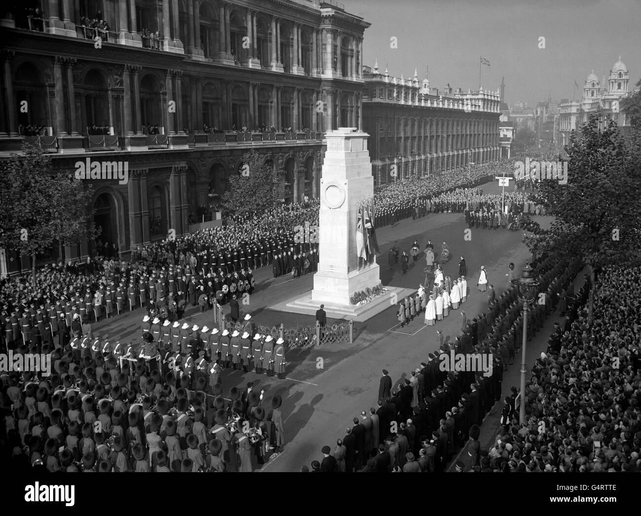 König George VI., begleitet von Prinzessin Elizabeth und dem Herzog von Gloucester, führte in einer feierlichen Zeremonie im Cenotaph die Hommage des Landes an die Toten zweier Weltkriege an. Stockfoto