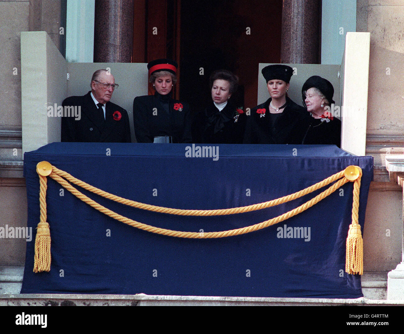 Feierliche Äußerungen auf den Gesichtern des (links-rechts) Königs Olav von Norwegen, der Prinzessin von Wales, der Prinzessin Royal, der Herzogin von York und der Königin Mutter, beim Gedenktag-Gottesdienst im Cenotaph, Whitehall, London. Stockfoto